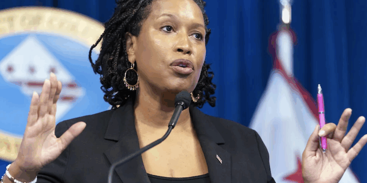 DC Mayor Looks To Bet On Poker, Blackjack And Bingo To Grow City’s Revenue